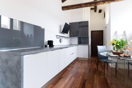Charme Appartamento Immerso Tra Le Mura Bolognesi Bagian luar foto